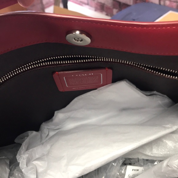 NOMAD HOBO IN GLOVETANNED LEATHER F36026 TRUE RED